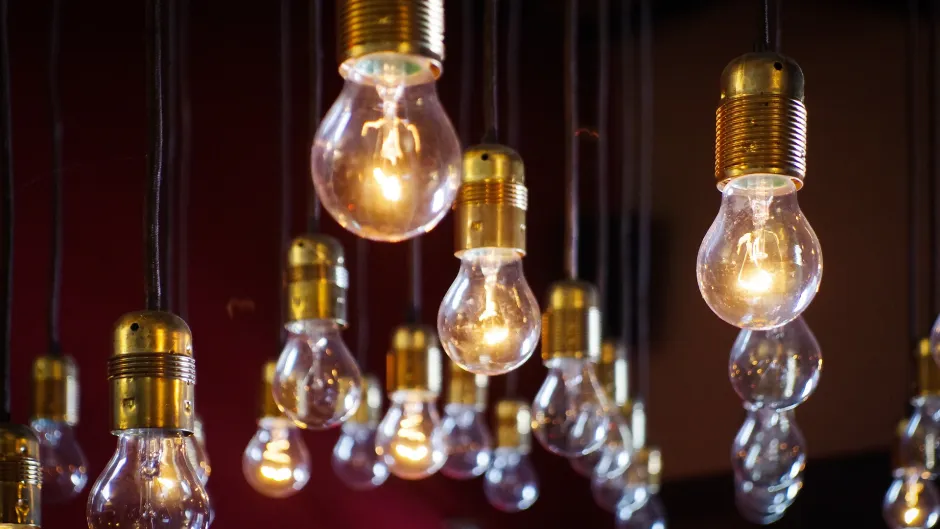 Rubrik_Klima_und_Energie_Energieeffizienz_c._Pixabay_light-bulbs-918581_1920